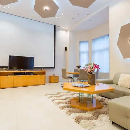 Famousali Luxury Suites Appartamento *