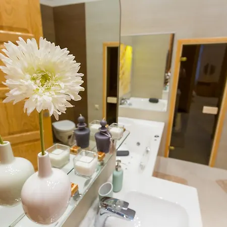 Famousali Luxury Suites Apartment *