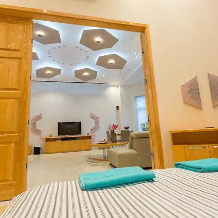 Famousali Luxury Suites Apartment