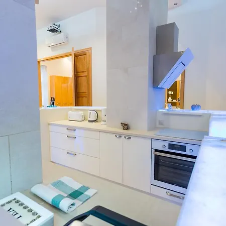Apartment Famousali Luxury Suites