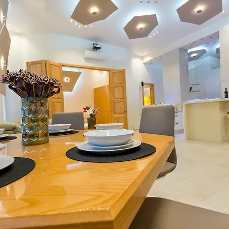 Apartment Famousali Luxury Suites