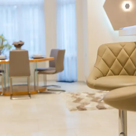Famousali Luxury Suites Apartment *