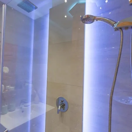 Apartment Famousali Luxury Suites