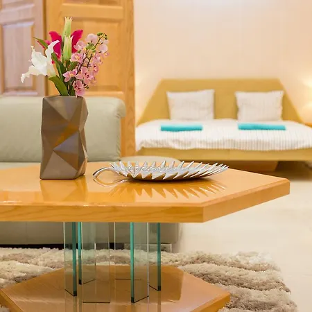 Famousali Luxury Suites Apartment *