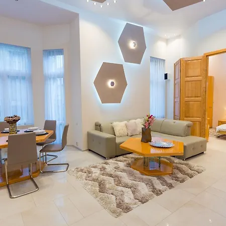 Famousali Luxury Suites Apartment