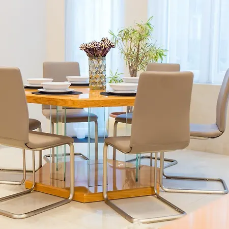 Famousali Luxury Suites Apartment